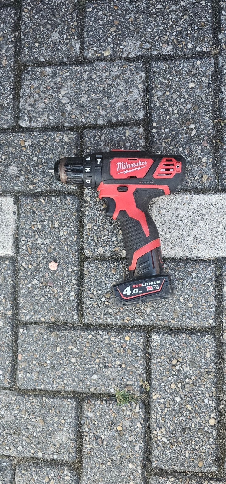 Milwaukee M12 Schroef- en Boormachine Draadloos + Oplader, Gebruikt, Variabele snelheid, Ophalen of Verzenden, Boor- en Schroefmachine