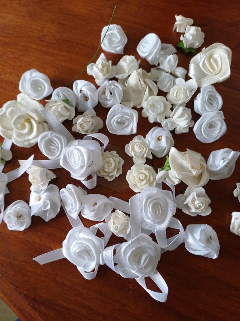 Witte satijnen roosjes voor decoratie of knutselen, Ophalen of Verzenden