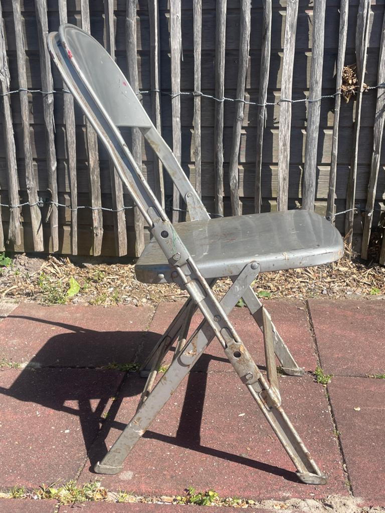 Vintage metalen klapstoel - industrieel Frans design, Antiek en Kunst, Ophalen of Verzenden