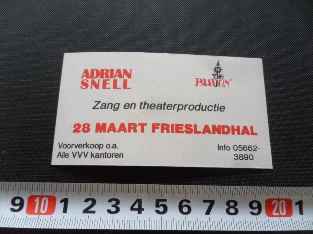 sticker ADRIAN SNELL Zang en theaterproductie Frieslandhal*, Ophalen, Zo goed als nieuw