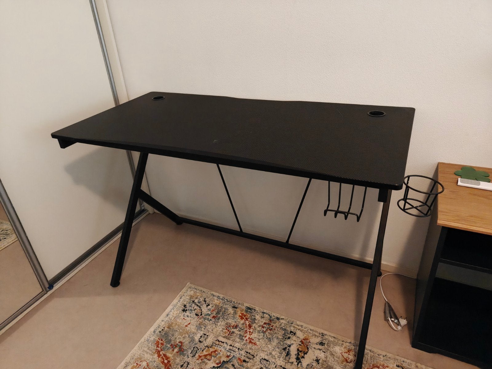 Zwart gaming bureau met beker en koptelefoonhouder, 120x60, Ophalen, Gebruikt, Zwart, Gamingbureau