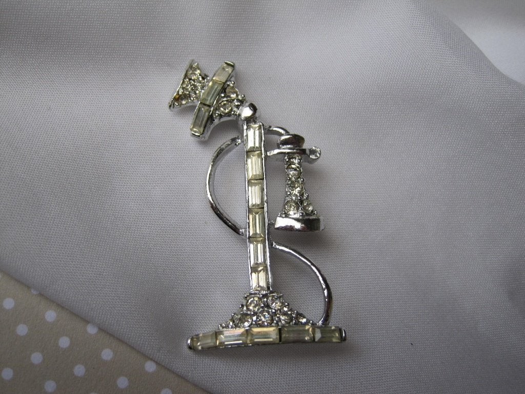 Broche  telefoon met heldere rijnsteentjes 5.3x2.6 cm, Met kristal, Overige materialen, Gebruikt, Verzenden