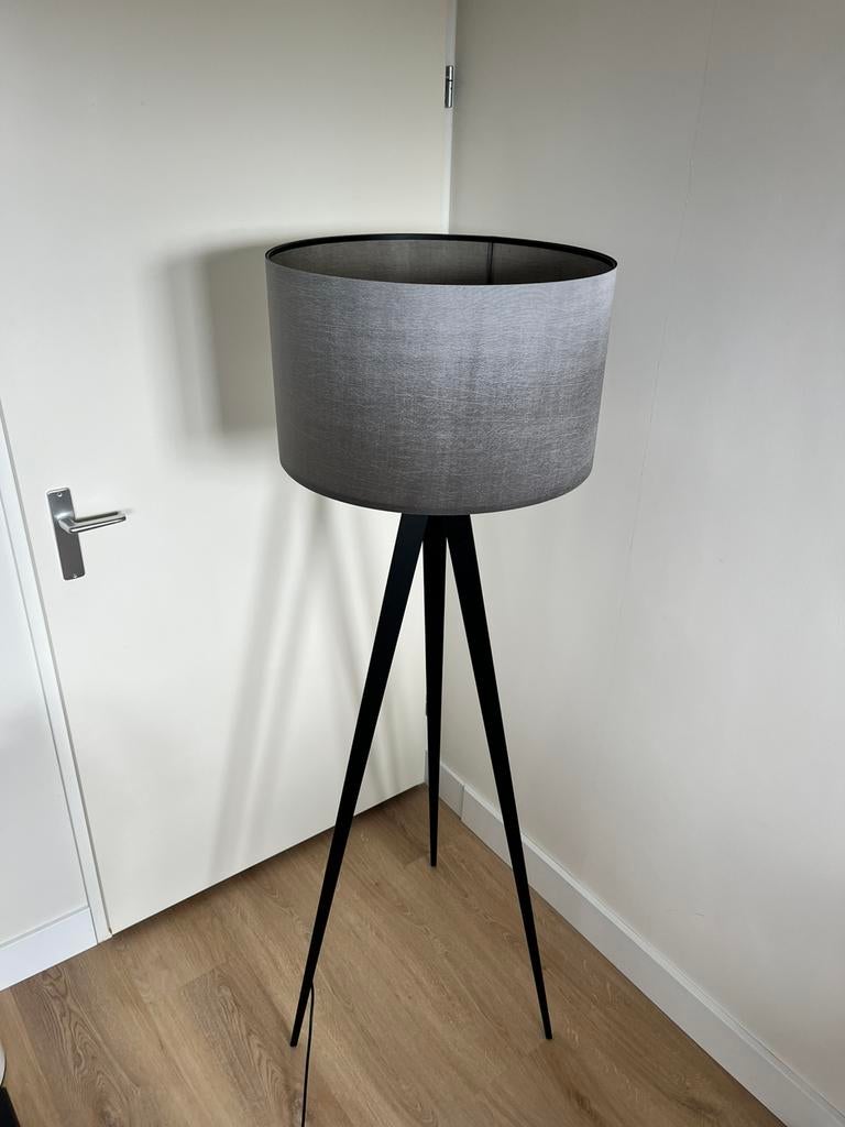 Zuiver Tripod Vloerlamp - Zwart met Grijze Kap, Huis en Inrichting, Lampen | Vloerlampen, Ophalen, Gebruikt, Metaal, 100 tot 150 cm