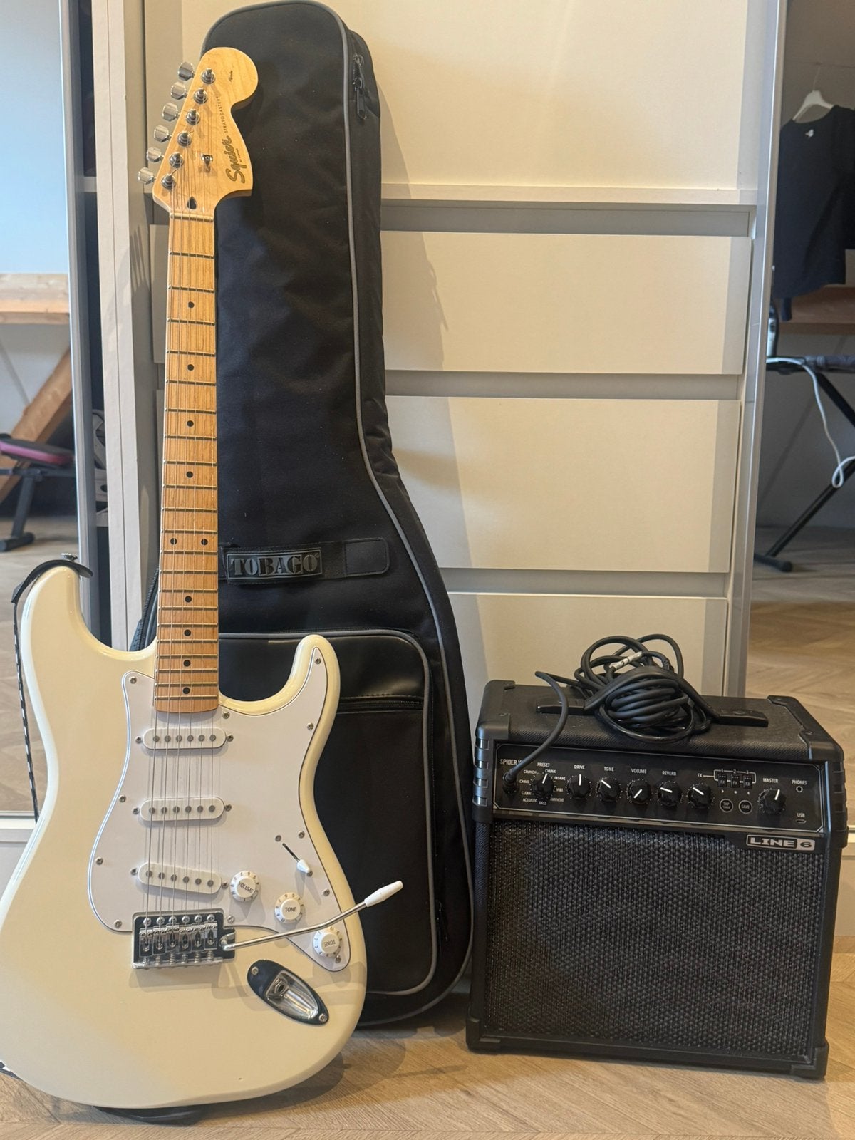 Elektrische gitaar met versterker en hoes, Muziek en Instrumenten, Snaarinstrumenten | Gitaren | Elektrisch, Met versterker, Zo goed als nieuw