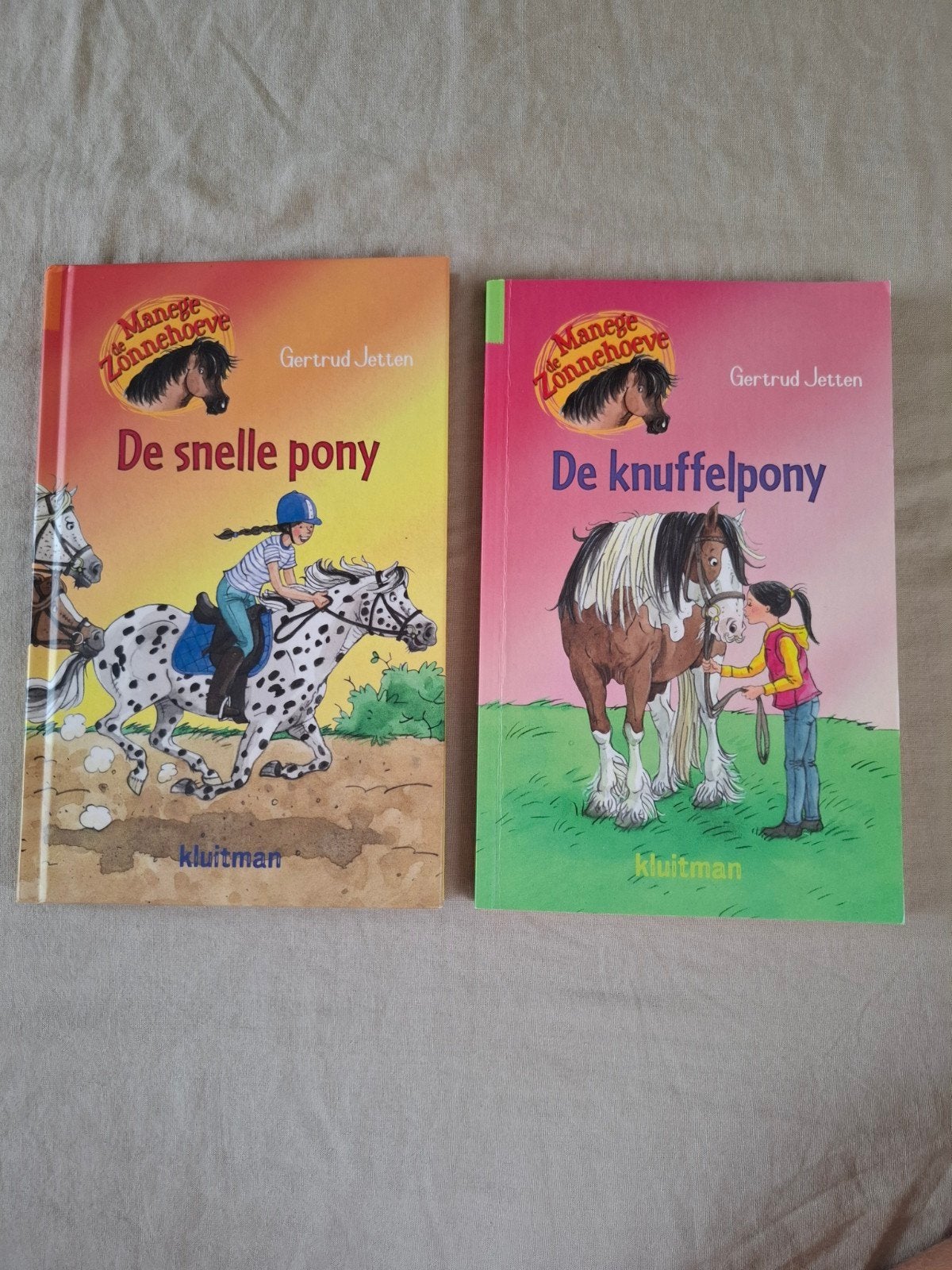 Set van 2 leuke boeken van De Manege Zonnehoeven! 📖, Boeken, Ophalen of Verzenden, Zo goed als nieuw, Gertrud Jetten, Fictie