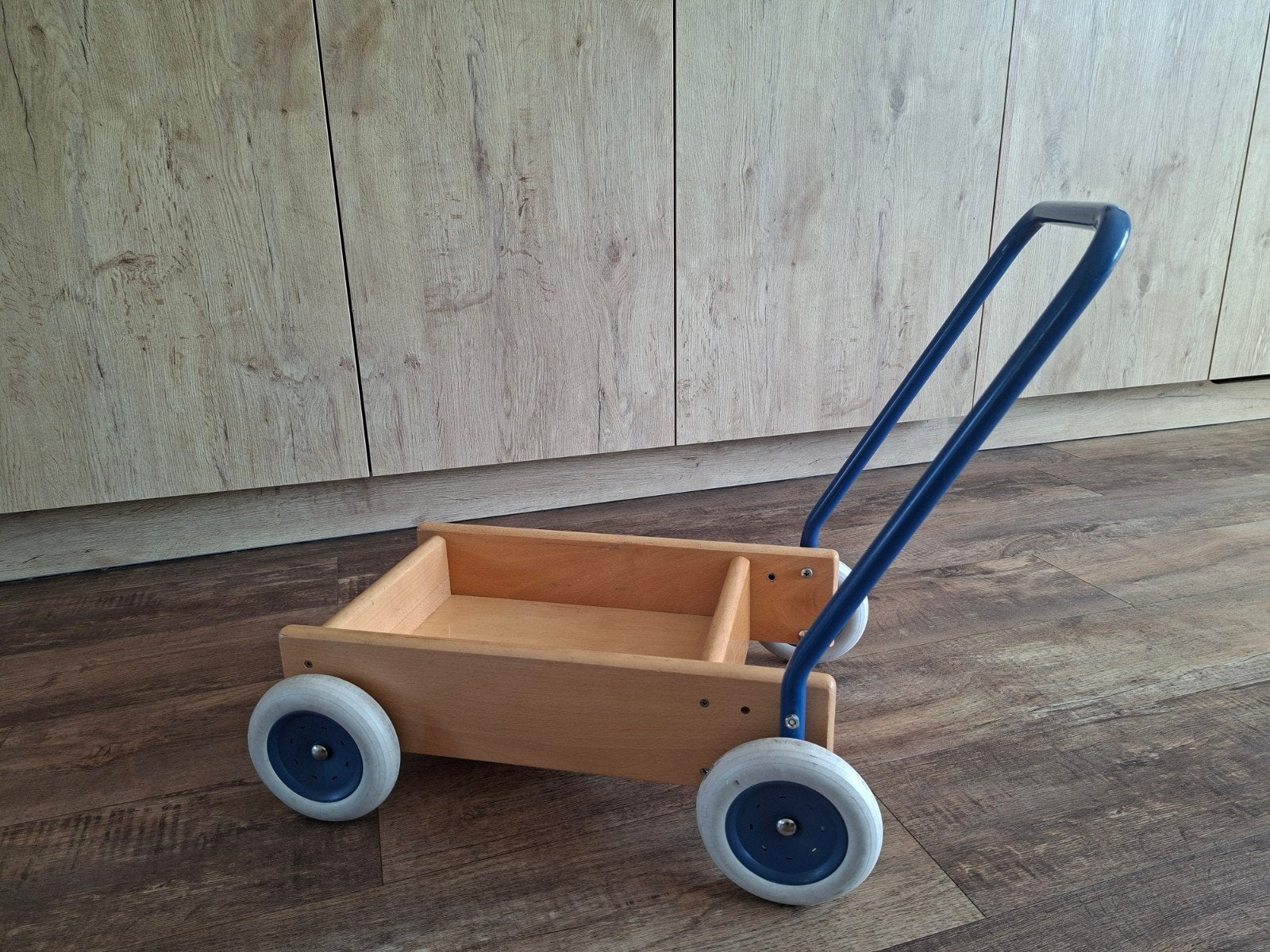 Houten loopkar met blauwe duwstang, Ophalen of Verzenden, Gebruikt, Duwvoertuig
