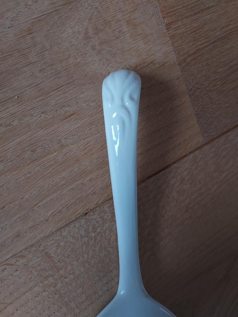 Antieke, gebroken witte aardewerk soeplepel., Ophalen of Verzenden