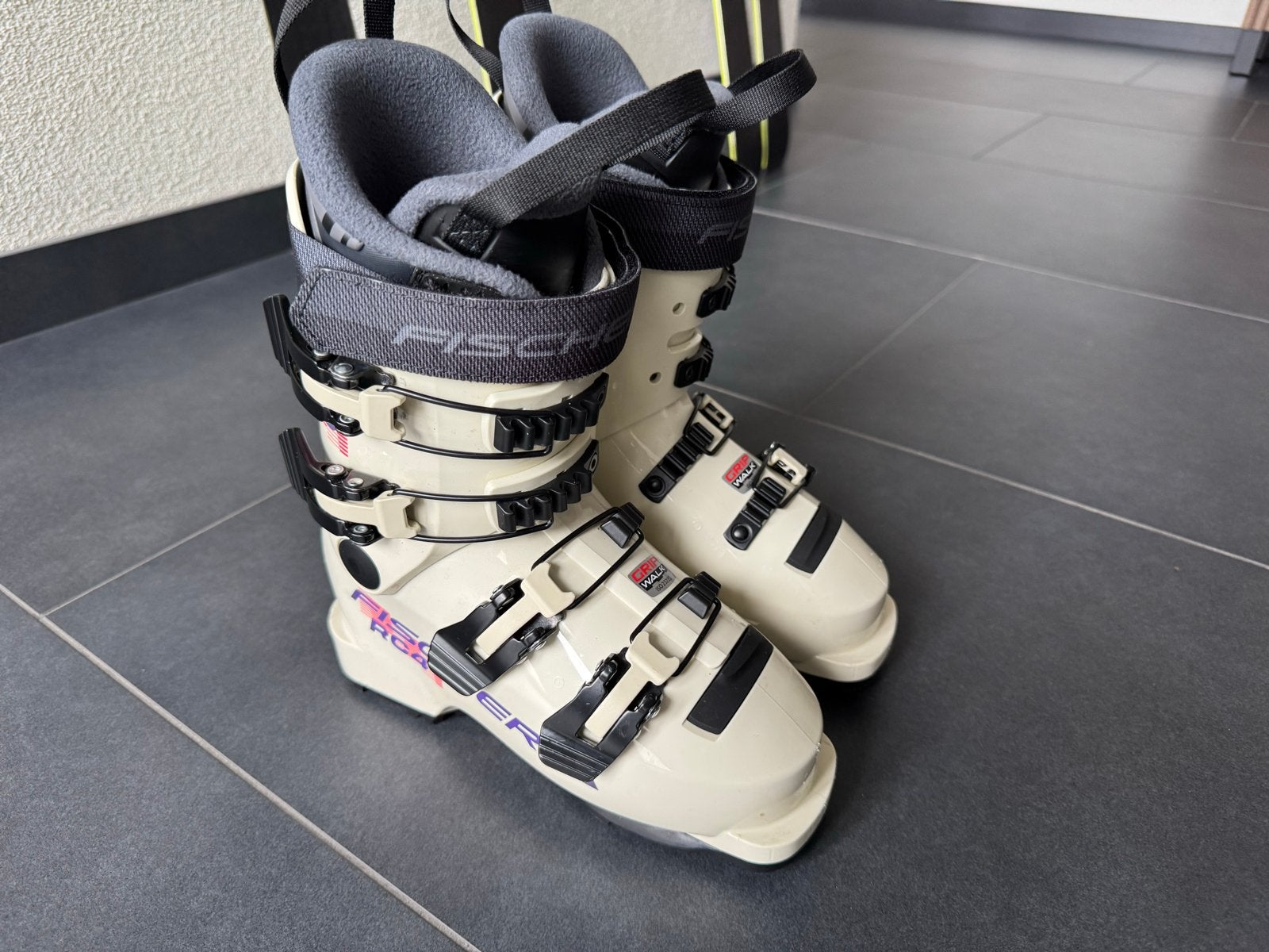 Fischer skischoenen - Maat 21.5 - 1 jaar oud, nieuwstaat, Fischer, Schoenen, Ophalen of Verzenden, Zo goed als nieuw