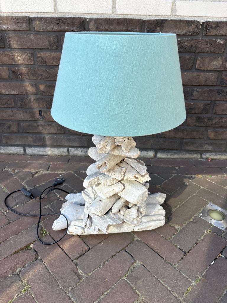 Unieke drijfhout tafellamp met turquoise kap, Ophalen, Zo goed als nieuw, Hout, 50 tot 75 cm