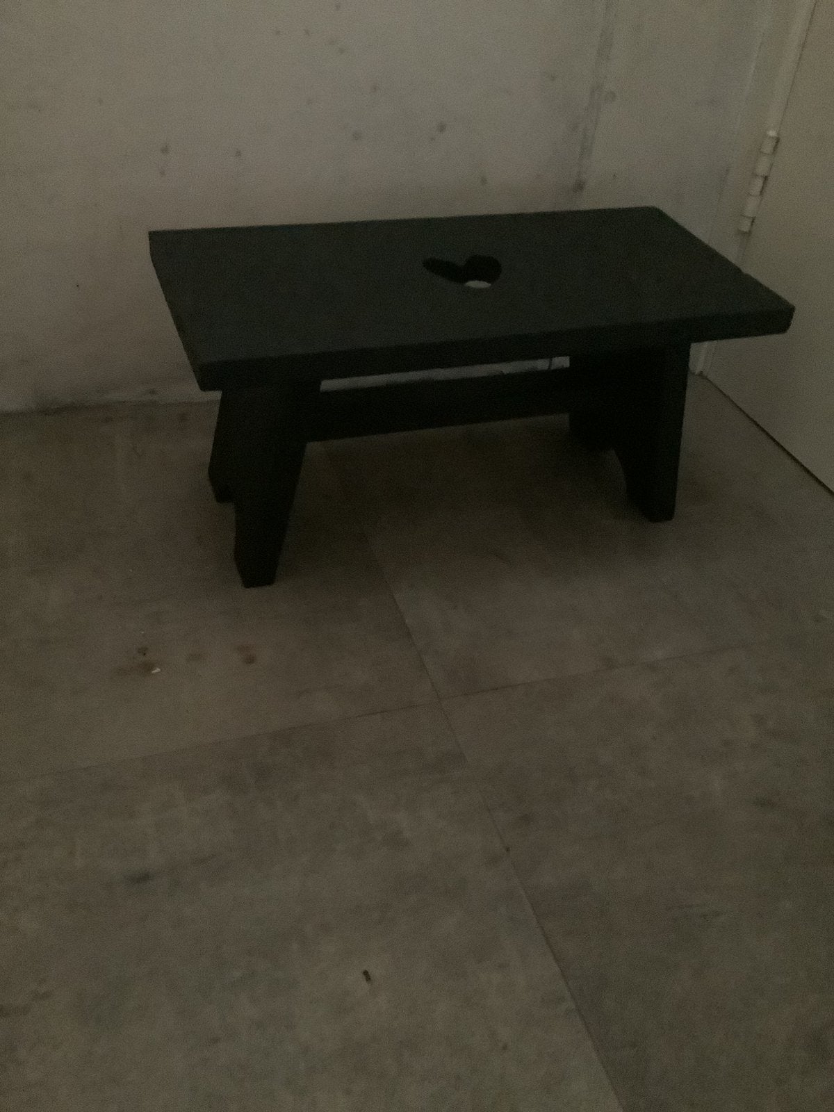 Krukje. Vensterbankkrukje matzwart hout vintage €20, Huis en Inrichting, Krukjes, Ophalen, Zo goed als nieuw, Hout