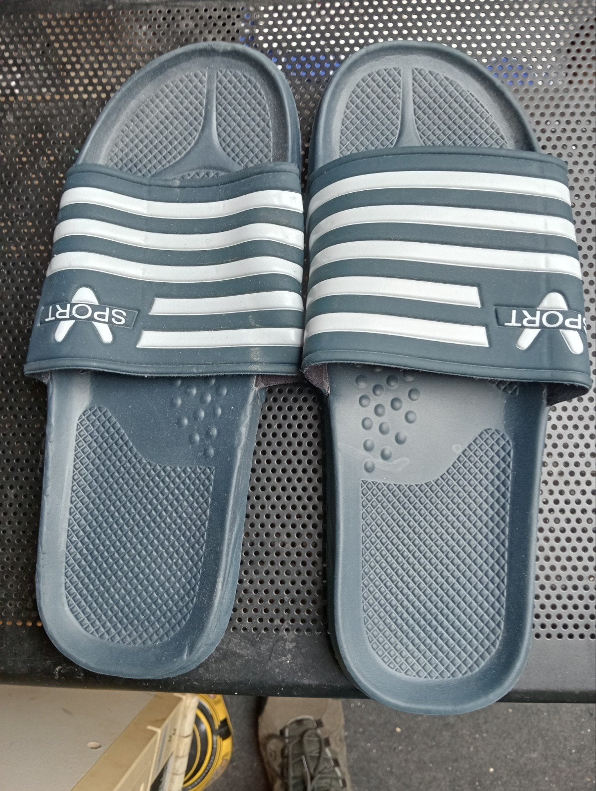 Badslippers maat 46, Kleding | Heren, Schoenen, Zo goed als nieuw, Slippers, Zwart, Ophalen of Verzenden
