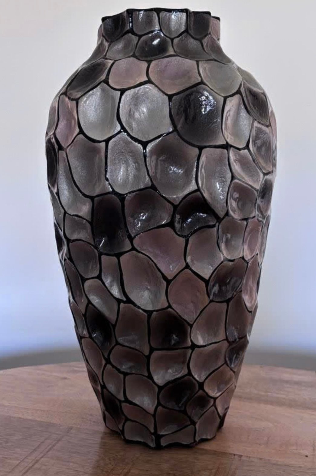Grote decoratieve keramieken vaas met 3D steenreliëf - 42 cm, Huis en Inrichting, Woonaccessoires | Vazen, Ophalen, Gebruikt, Grijs