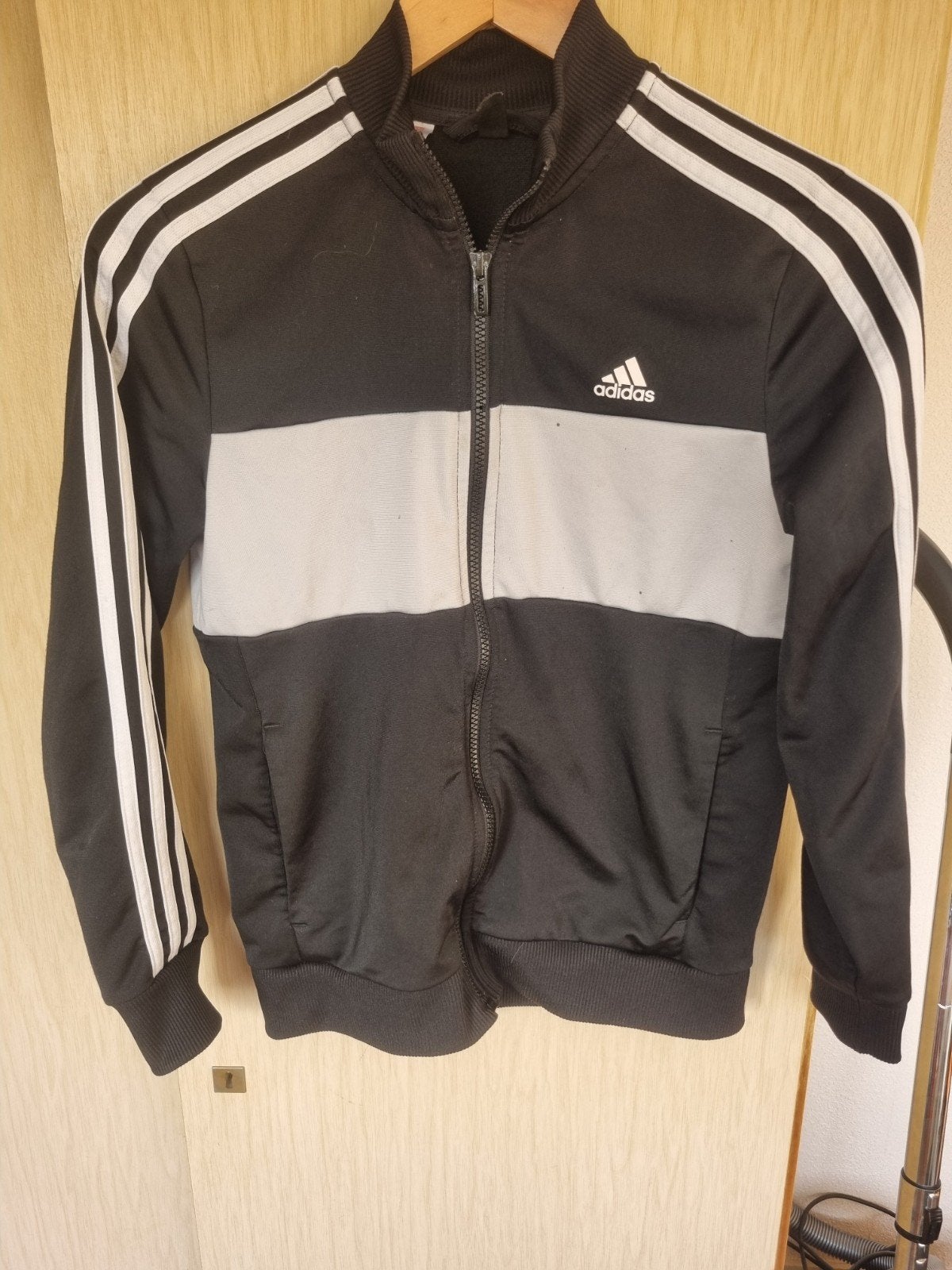 Mooi zwart wit adidas vestje maat 158, Kinderen en Baby's, Kinderkleding | Maat 158, Adidas, Sport- of Zwemkleding, Ophalen of Verzenden