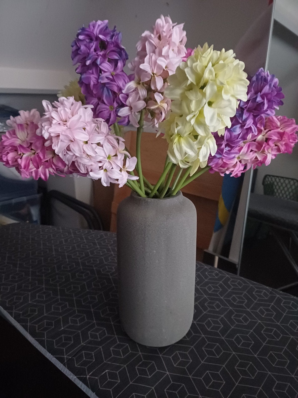 Boeket kunst zijden hyacinten met grijze  vaas 28 cm hoog zg, Ophalen, Zo goed als nieuw, Geschikt voor droogbloemen, Meerkleurig