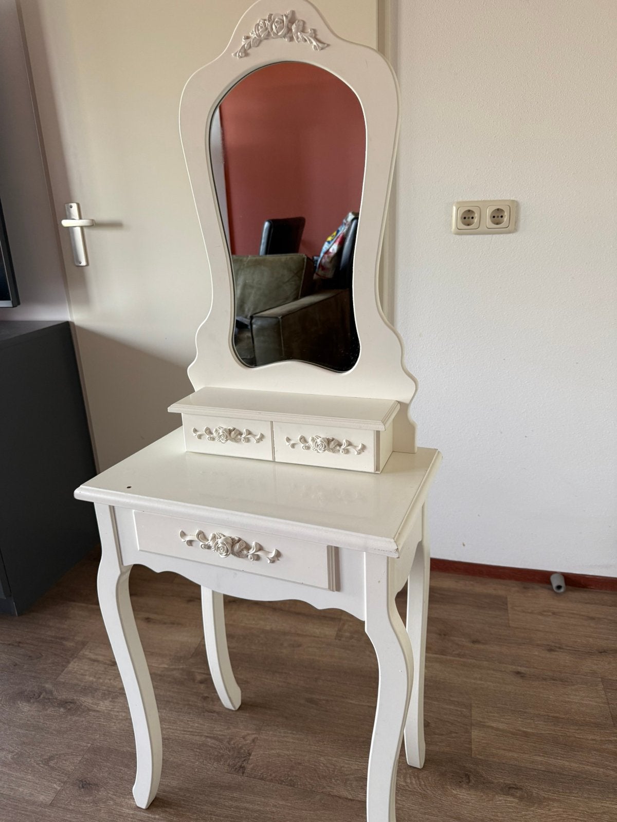 Witte kaptafel met spiegel en drie lades, Ophalen, Minder dan 50 cm, Gebruikt, Brocant romantisch rozenversieringen sierlijke spiegellijst.