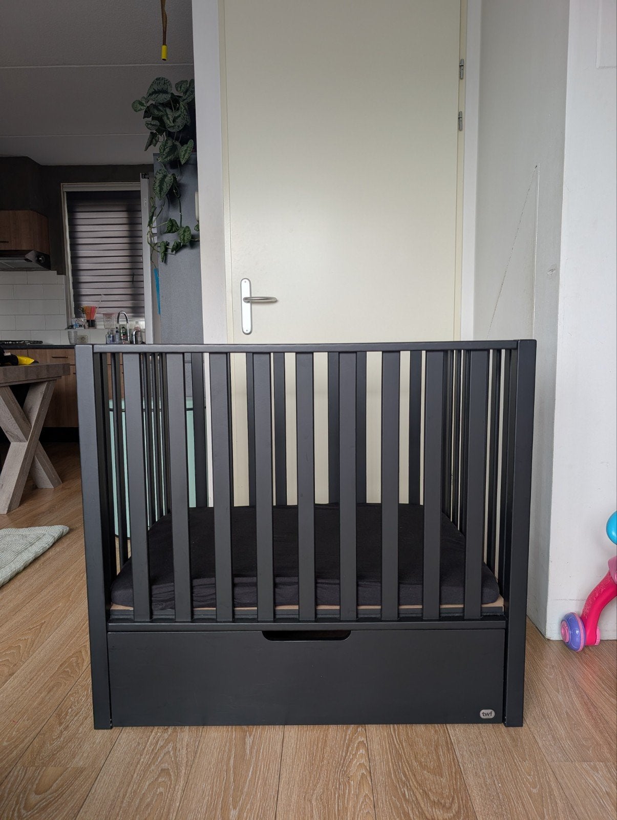 TWF Zwarte Baby Box met Lade en Matras - Verstelbaar, Ophalen, Zo goed als nieuw, Rechthoekig, In hoogte verstelbaar