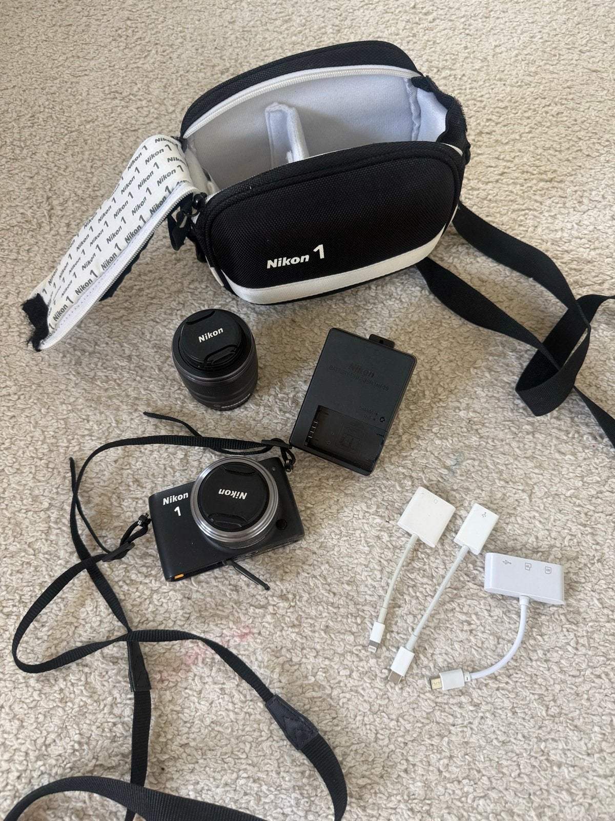 Nikon 1 met 2 lenzen, accessoires en tas, Audio, Tv en Foto, Fotocamera's Digitaal, Gebruikt, Ophalen of Verzenden, Accu, Nikon