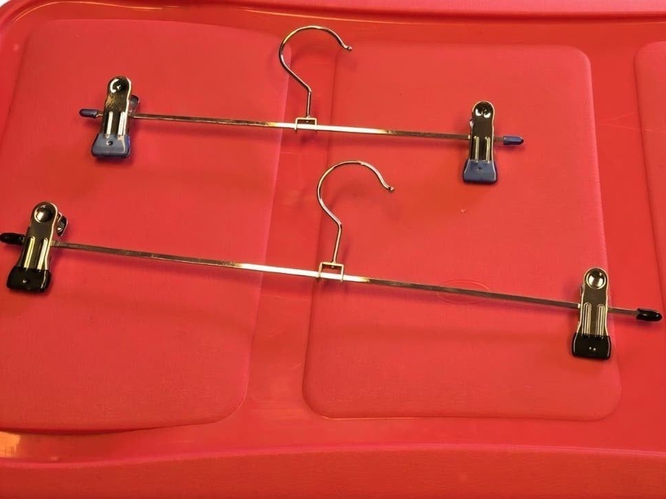 Heleboel zo goed als nieuwe kledinghangers met knijpers in b, Ophalen of Verzenden, Zo goed als nieuw, Metaal, Volwassenen