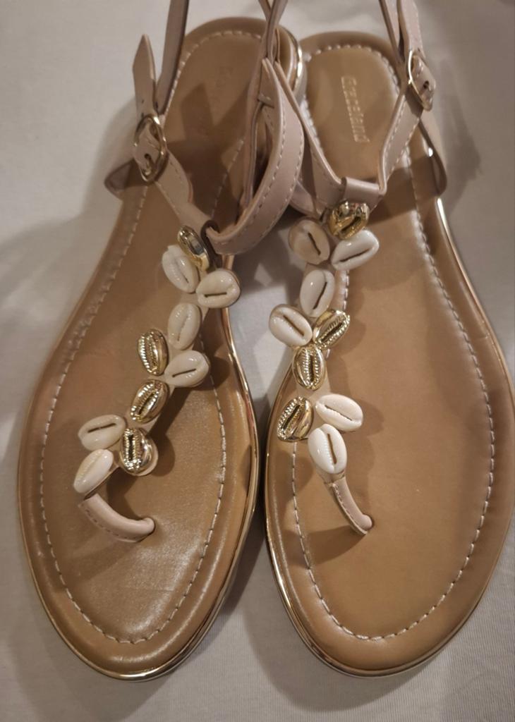 Nieuwe mooie schelpen sandalen mt 41, Ophalen of Verzenden, Nieuw, Sandalen of Muiltjes