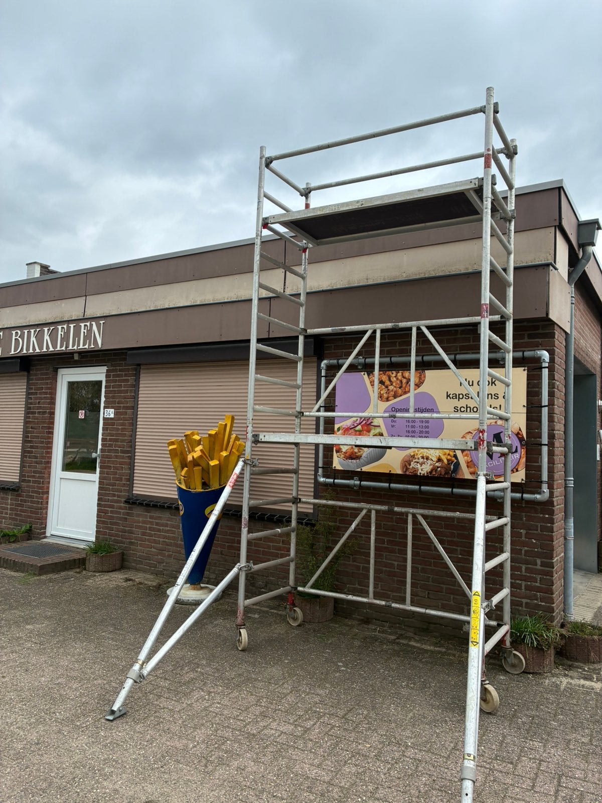Layher smalle rolsteiger te koop met een werkhoogte 5.5/6 m, Doe-het-zelf en Verbouw, Ophalen, Gebruikt, Rolsteiger of Kamersteiger
