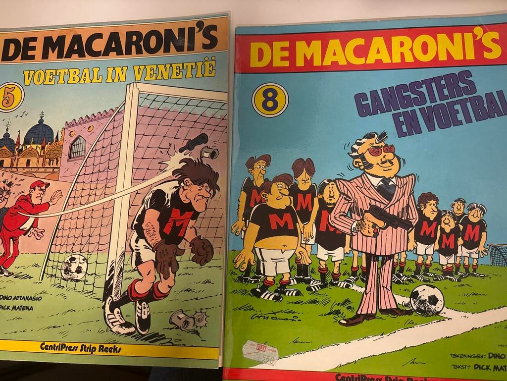 De Macaroni's: Voetbal in Venetië & Gangsters en Voetbal, Boeken, Stripboeken, Meerdere stripboeken, Ophalen of Verzenden, Gelezen