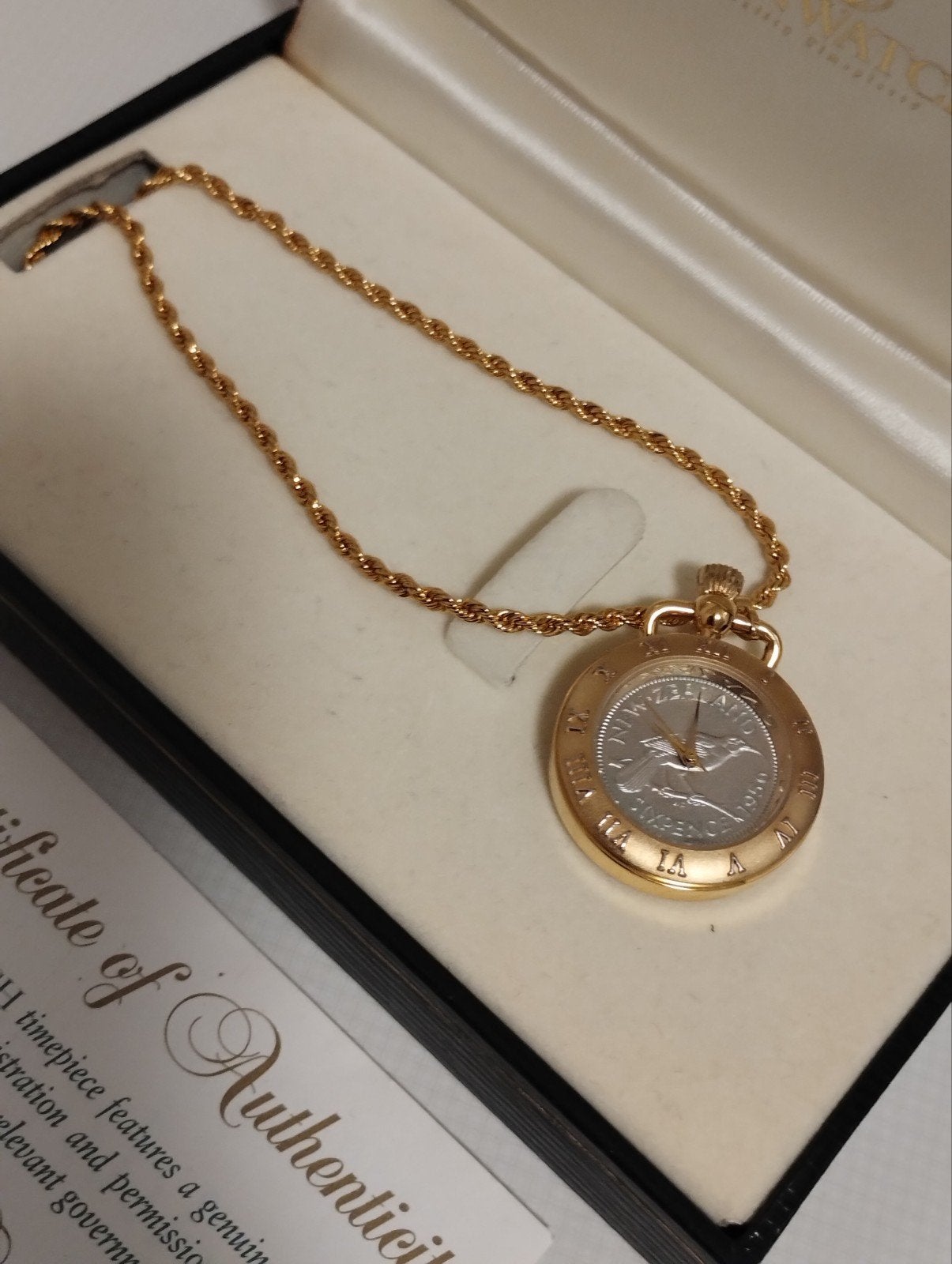 Vintage NOS coinwatch pendant hanger 24k GP sixpence 1956, Ophalen of Verzenden, Nieuw, Overige materialen