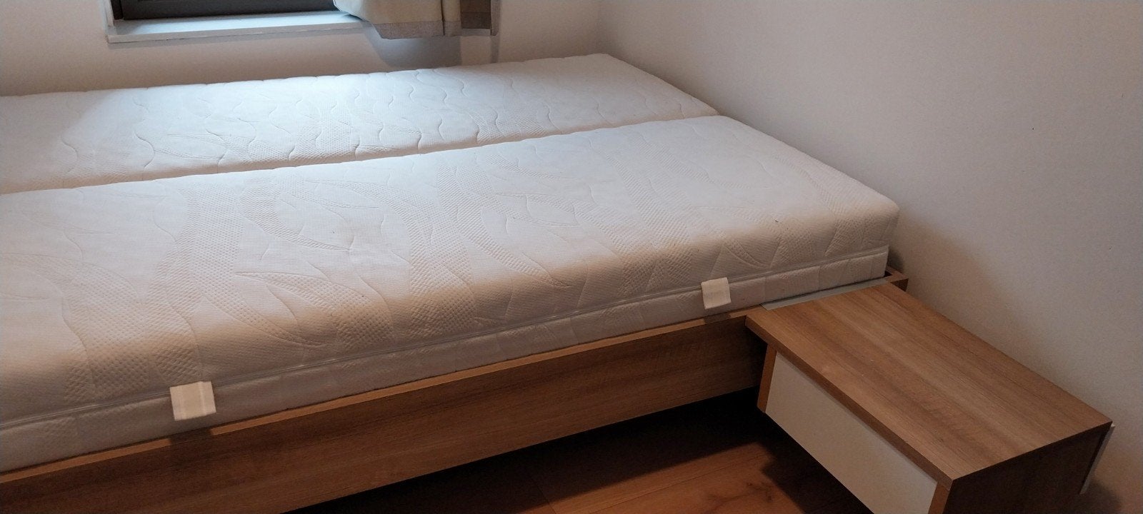Tweepersoonsbed met lattenbodems en matrassen, Gebruikt, Bruin, Tweepersoons, Ophalen of Verzenden