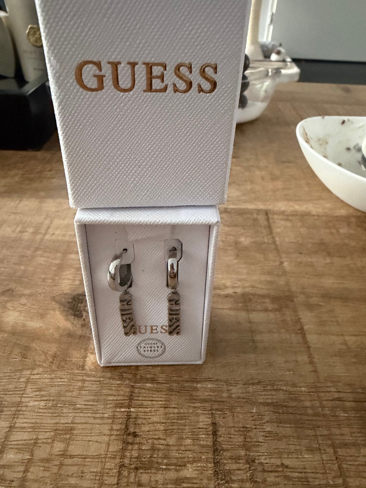 Guess Oorbellen Zilverkleurig met Logo Hangers, Sieraden, Tassen en Uiterlijk, Overige materialen, Hangers, Ophalen of Verzenden