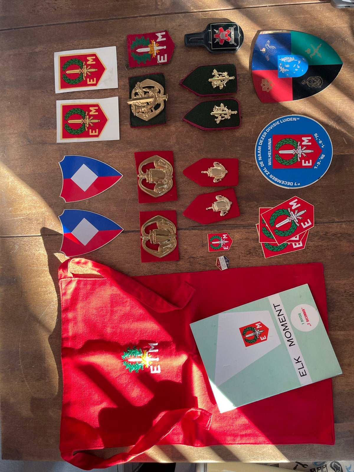 Diverse Nederlandse Militaire Emblemen - 1e Divisie, Ophalen of Verzenden, Landmacht, Nederland, Embleem of Badge