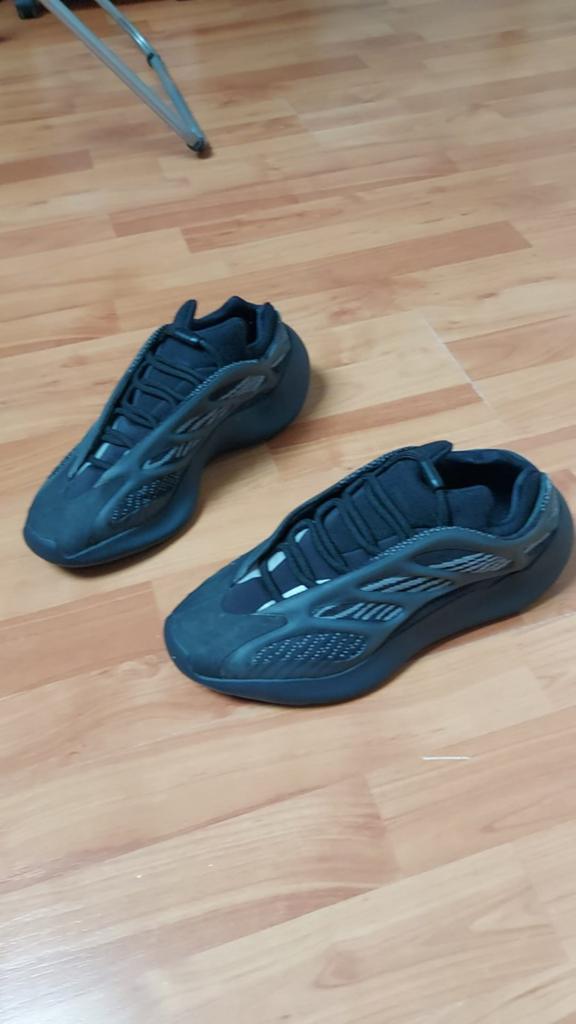 Yeezy 700 v3  dark glow maat 43, Kleding | Heren, Schoenen, Ophalen, Zo goed als nieuw, Zwart