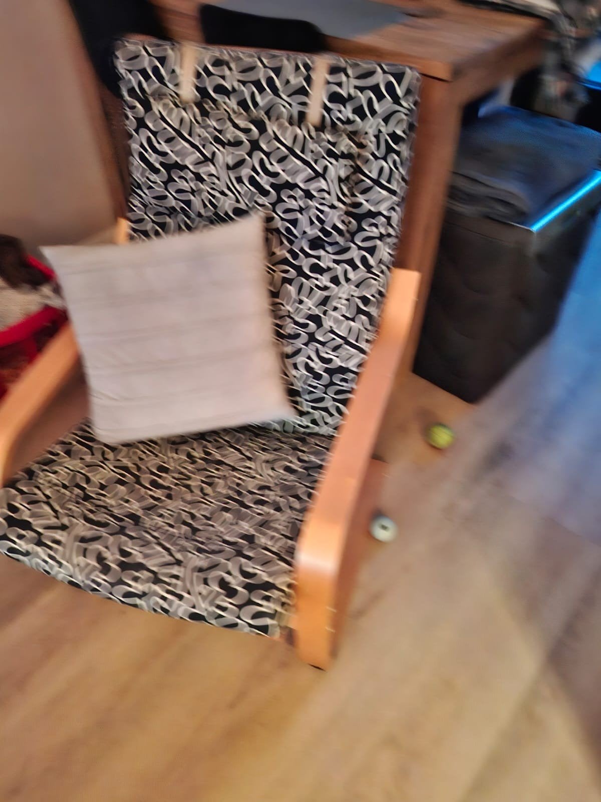 Comfortabele houten Ikea fauteuil met voetenbankje, Ophalen, Modern, Comfortabel, Gebruikt, 75 tot 100 cm