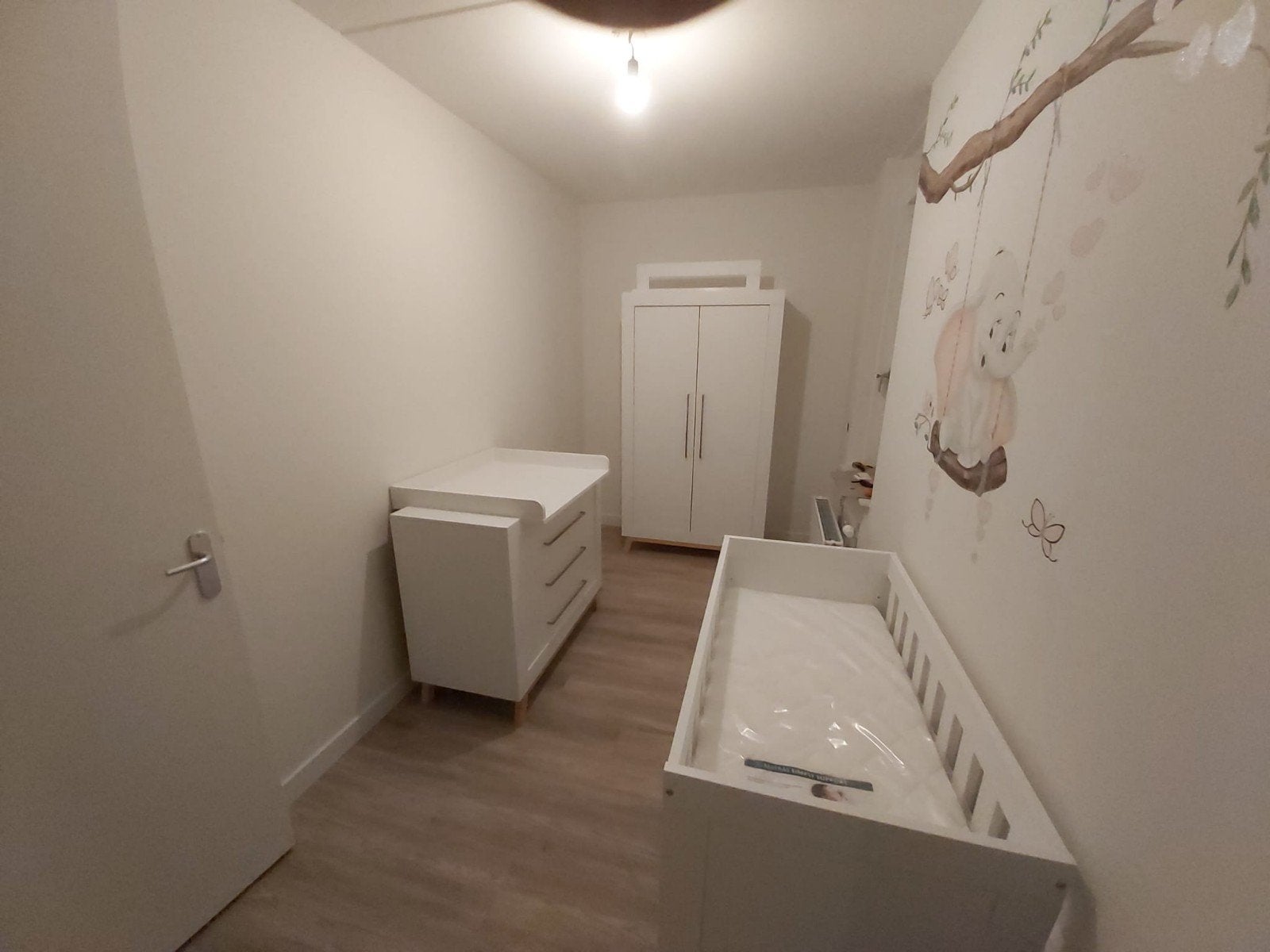 Complete Babykamer set: ledikant, commode en kledingkast, Ophalen, Zo goed als nieuw