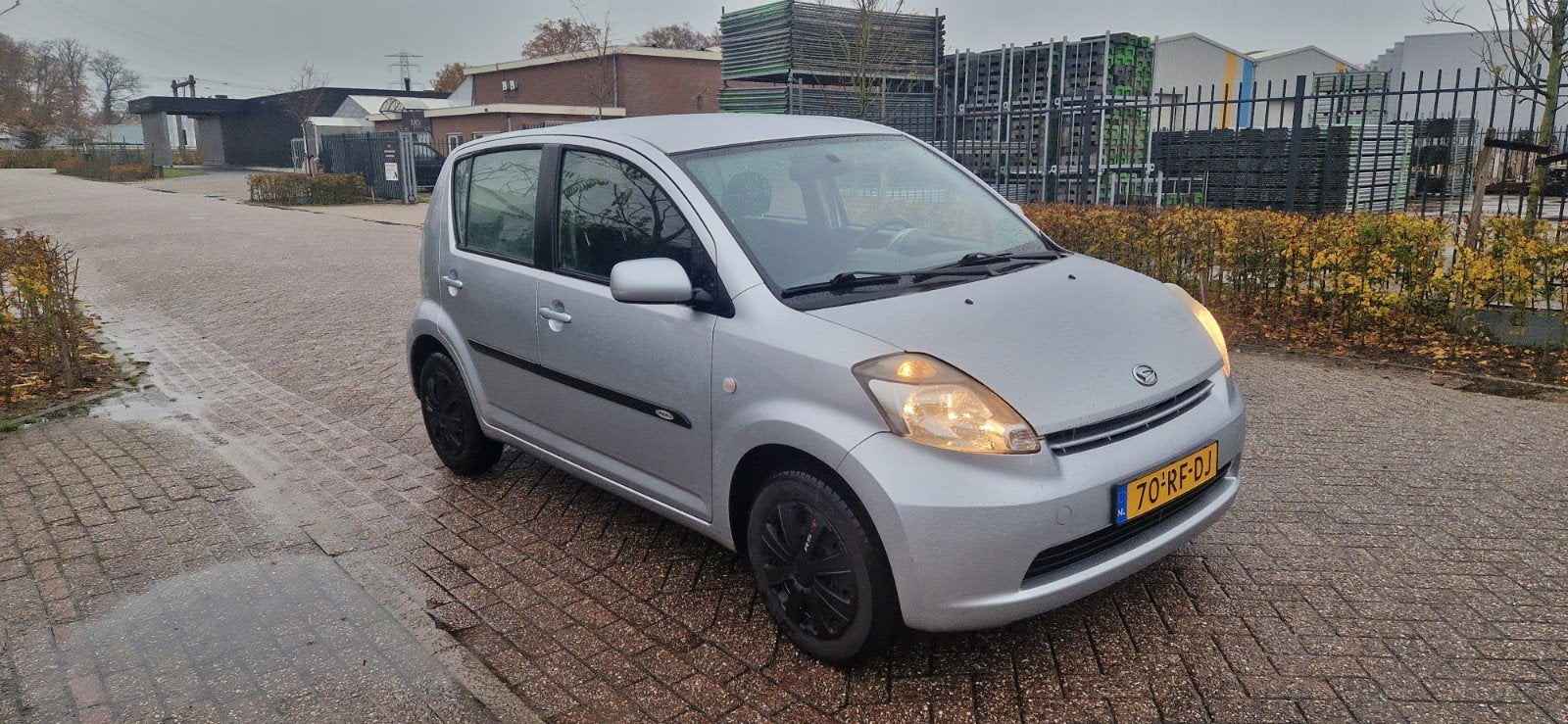 Daihatsu Sirion 1.3 2005 Grijs airco nap apk 03-2027, Voorwielaandrijving, Stof, 40 €/maand, Zwart