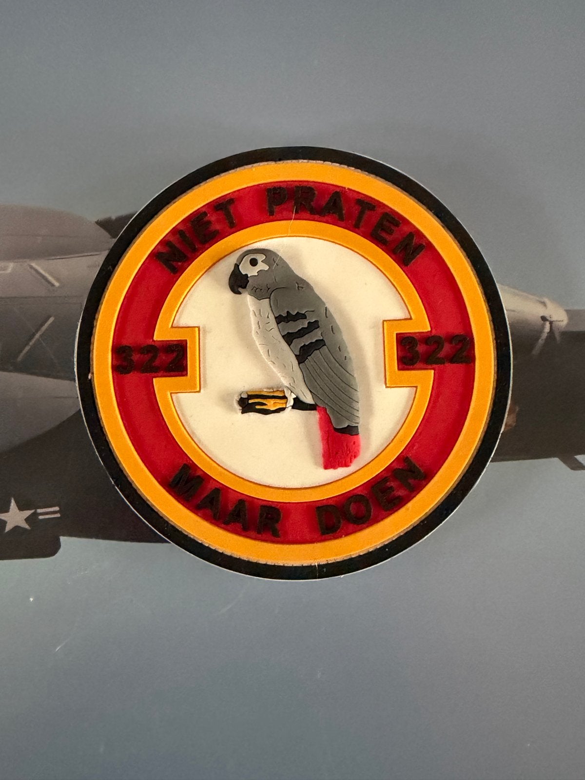 322 Squadron pvc - Niet Praten Maar Doen, Verzamelen, Ophalen of Verzenden, Luchtmacht, Nederland, Embleem of Badge