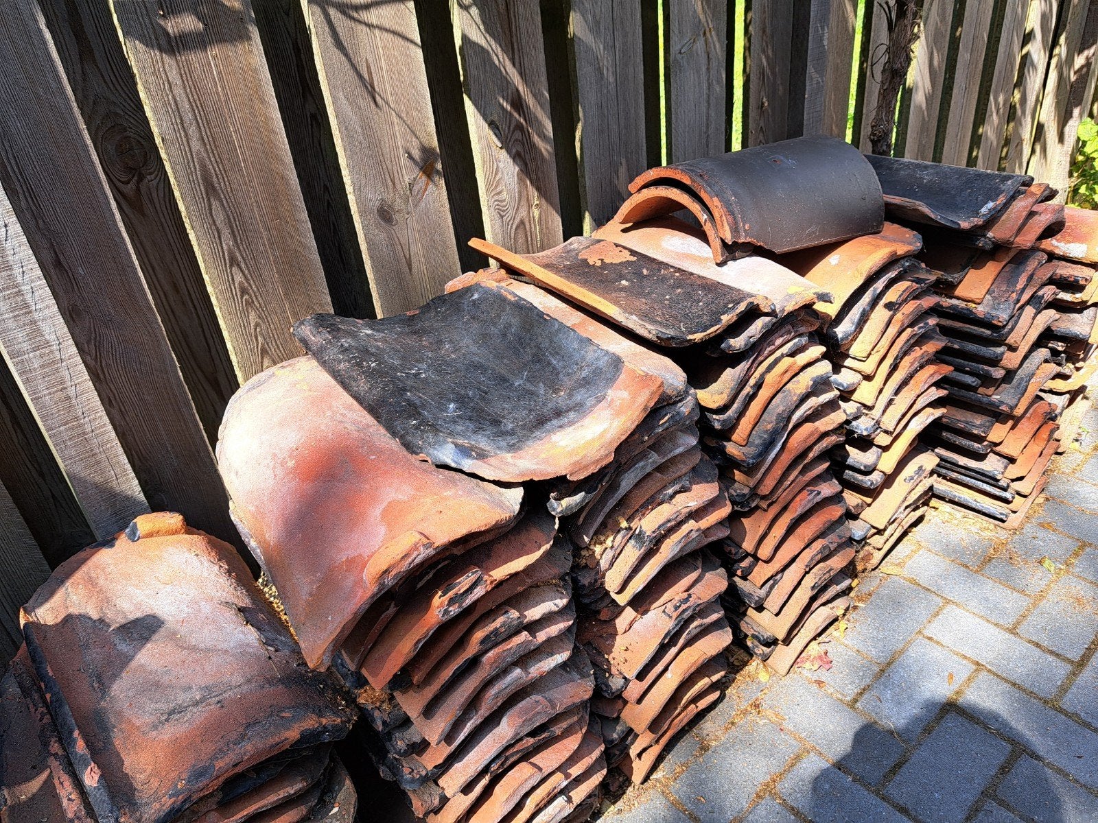 ouderwetse zwarte dakpannen +- 140 stuks €75.00, Ophalen