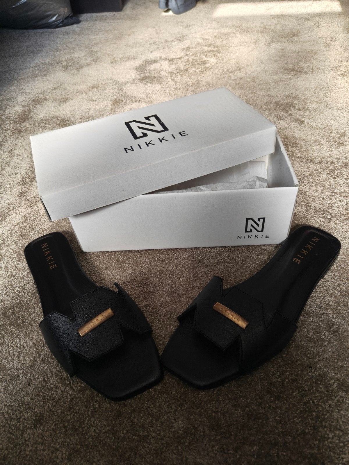 Nikkie Slides Zwart Maat 41 - Nieuw in Doos, Zwart, Nieuw, Ophalen of Verzenden, Nikkie