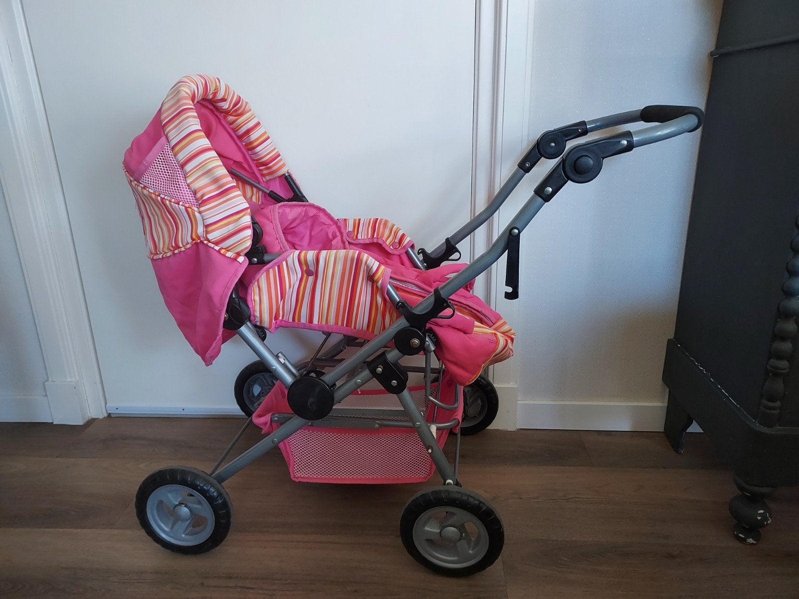 Roze poppenwagen met draagzak - Zo goed als nieuw, Kinderen en Baby's, Speelgoed | Poppen, Ophalen of Verzenden, Zo goed als nieuw