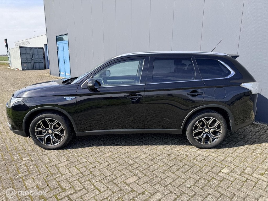 Mitsubishi Outlander 2.0 PHEV Limited Edition X-Line|trekhaa, Auto's, Mitsubishi, 4 cilinders, Zwart, Bedrijf, Vierwielaandrijving