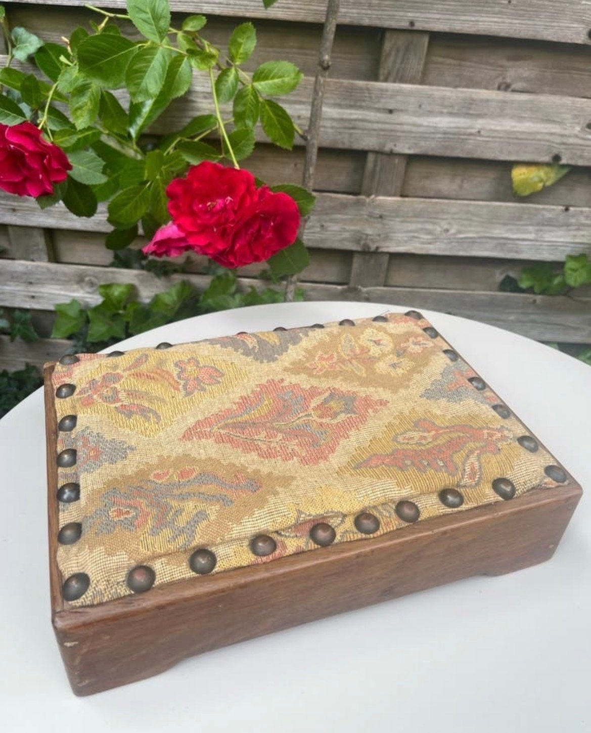 Vintage Voetenbankje met Geborduurde Bekleding, Minder dan 50 cm, Gebruikt, Ophalen of Verzenden, Rechthoekig