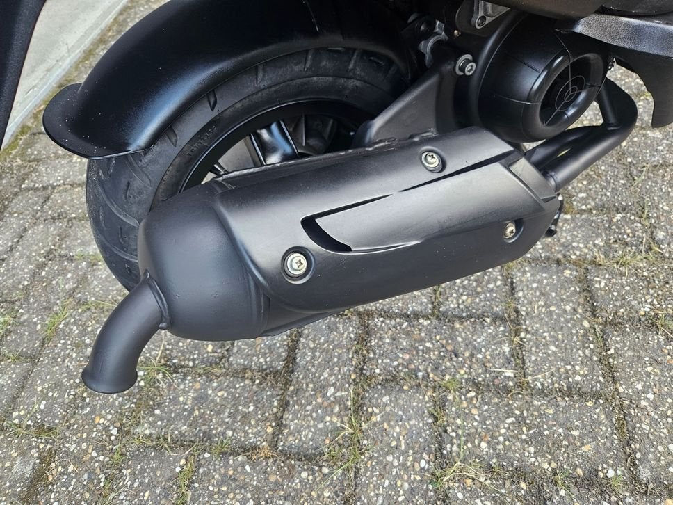 Foto 19 van PIAGGIO  ZIP 50 2T BJ2015 MAT ZWART 2375KM NL TOPSTAAT!!