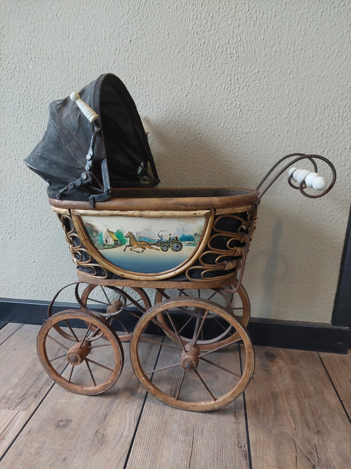 Antieke kinderwagen met beschildering, Ophalen