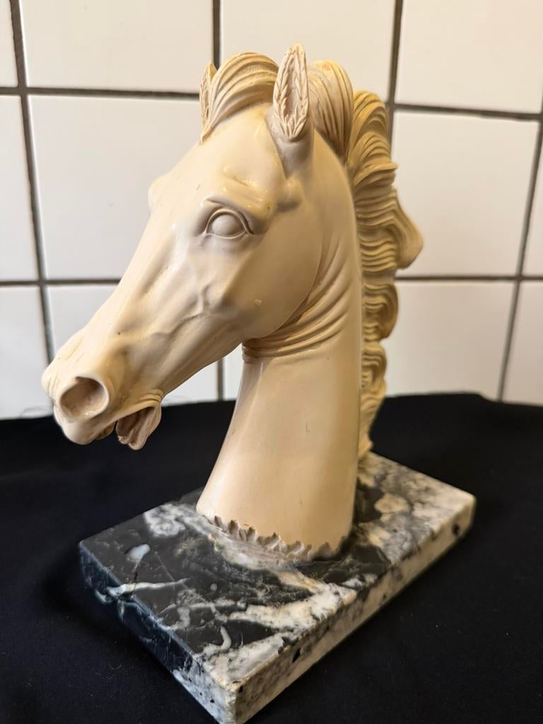Albast paarden hoofd op marmeren sokkel, Antiek en Kunst, Kunst | Beelden en Houtsnijwerken, Ophalen of Verzenden