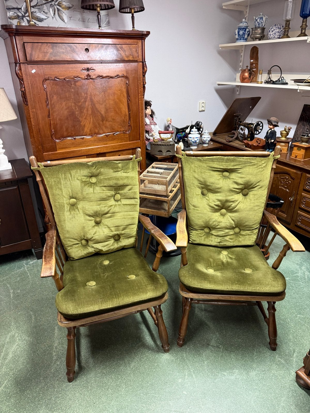 Twee vintage houten stoelen met groene kussens, Ophalen