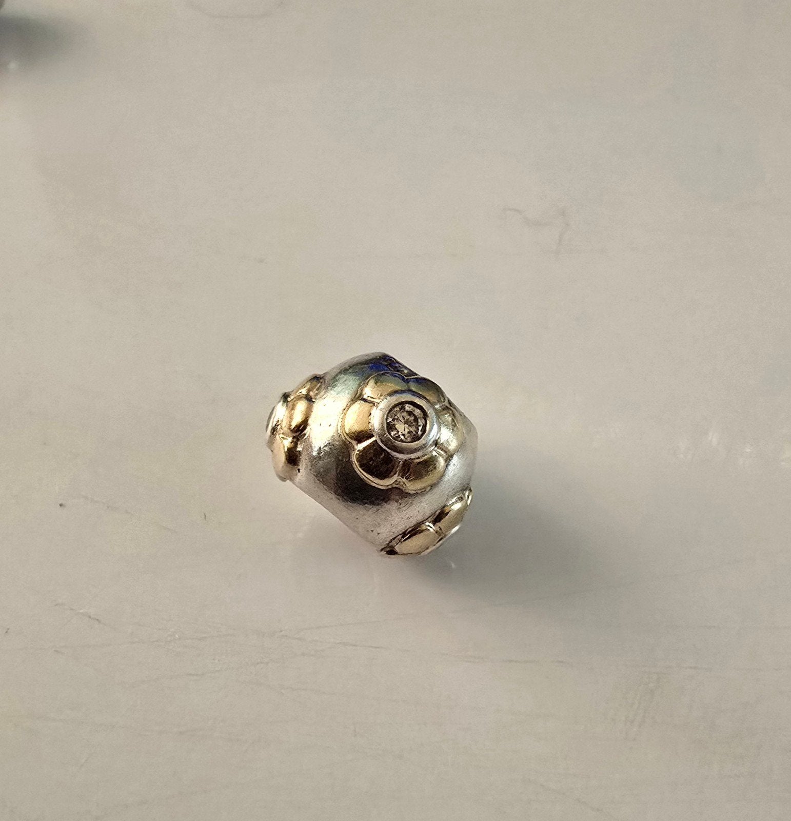 Prachtige zilveren Pandora bedel met goud - raised flower, Sieraden, Tassen en Uiterlijk, Ophalen of Verzenden, Zo goed als nieuw