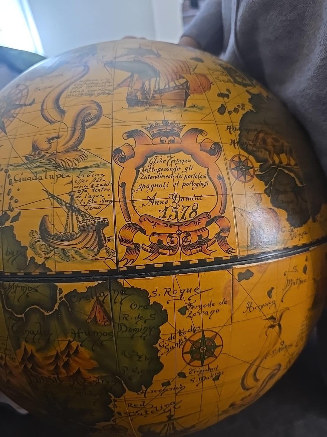 Antieke Wereldbol met Houten Onderstel - Jaar 1578, Draaibaar, Ophalen of Verzenden, Zo goed als nieuw, Antieke wereldbol