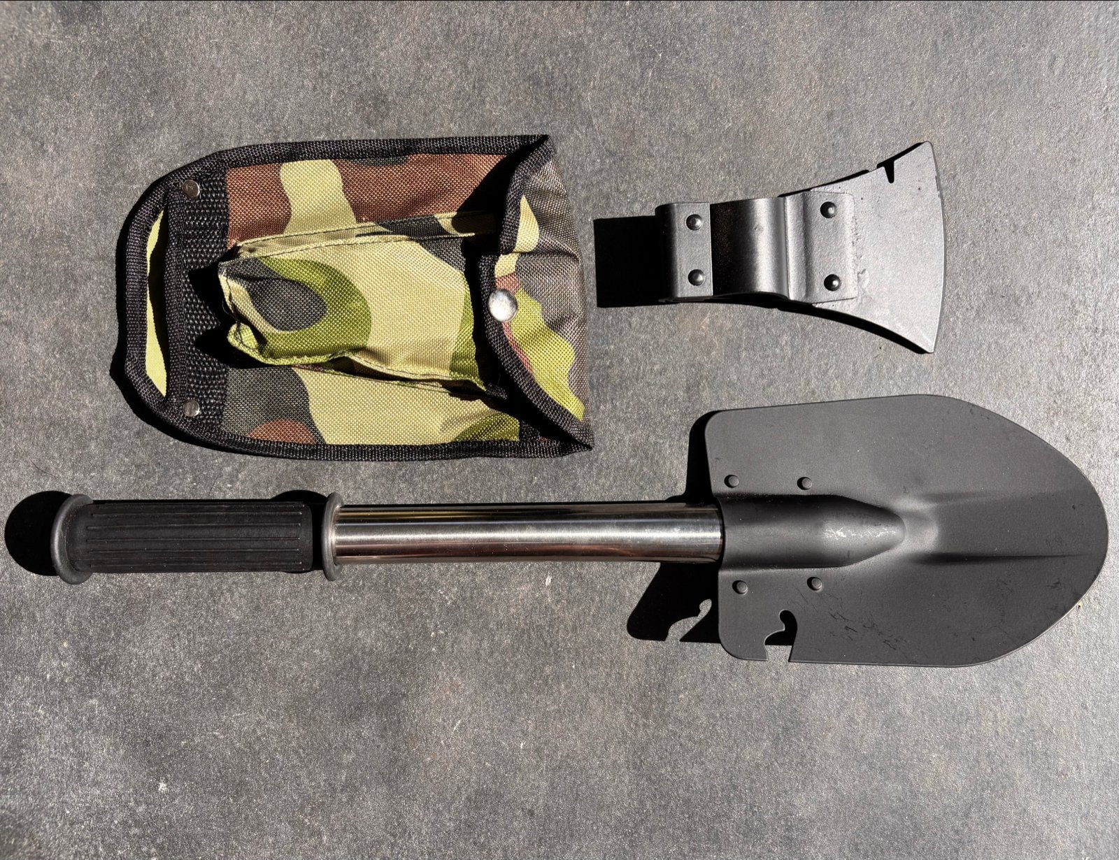 Multifunctionele schep/bijl met camouflage hoes, Ophalen of Verzenden, Nieuw