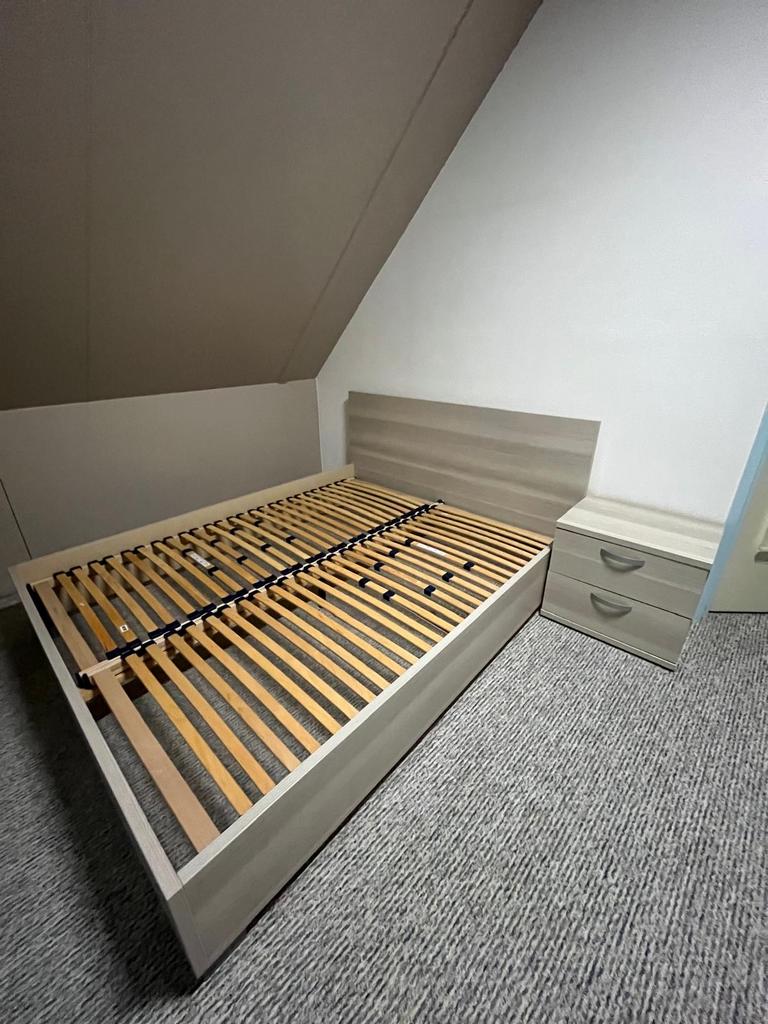 Bed 160x200cm met nachtkastje - Zo goed als nieuw, Ophalen, Zo goed als nieuw