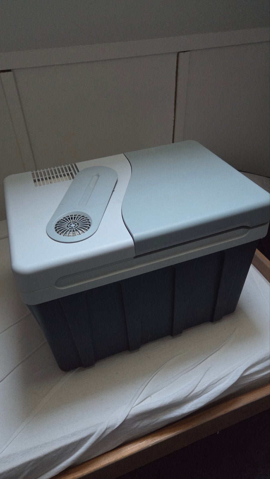 Koelbox met wieltjes en handgrepen, Ophalen