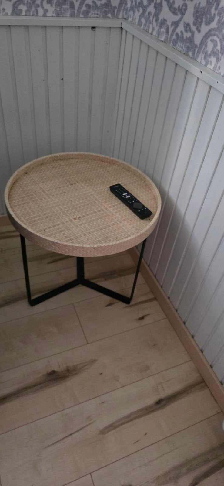 2 Stijlvolle ronde bijzettafels met rieten blad, Huis en Inrichting, Ophalen, 50 – 75, Minder dan 50 cm, Modern, Bohemian