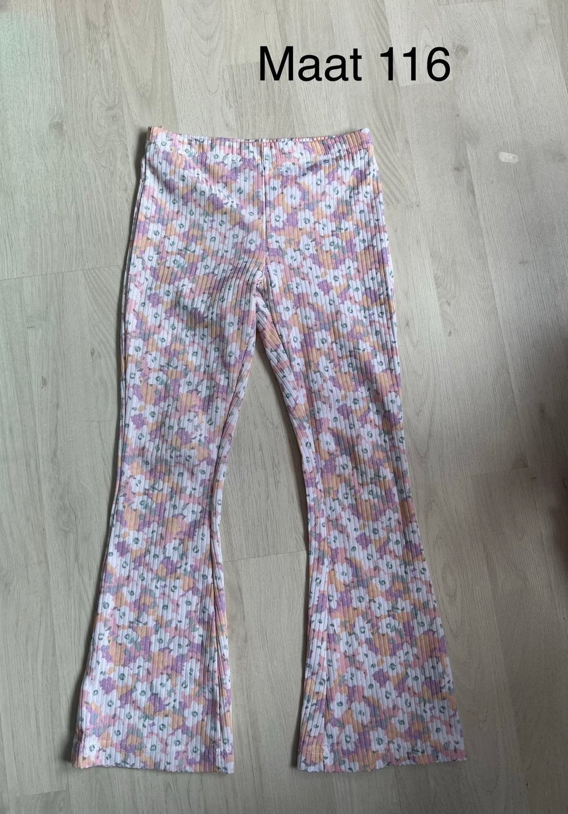 Flared broek met pastelkleurige bloemen, maat 116, Kinderen en Baby's, Kinderkleding | Maat 116, Ophalen, Meisje, Broek